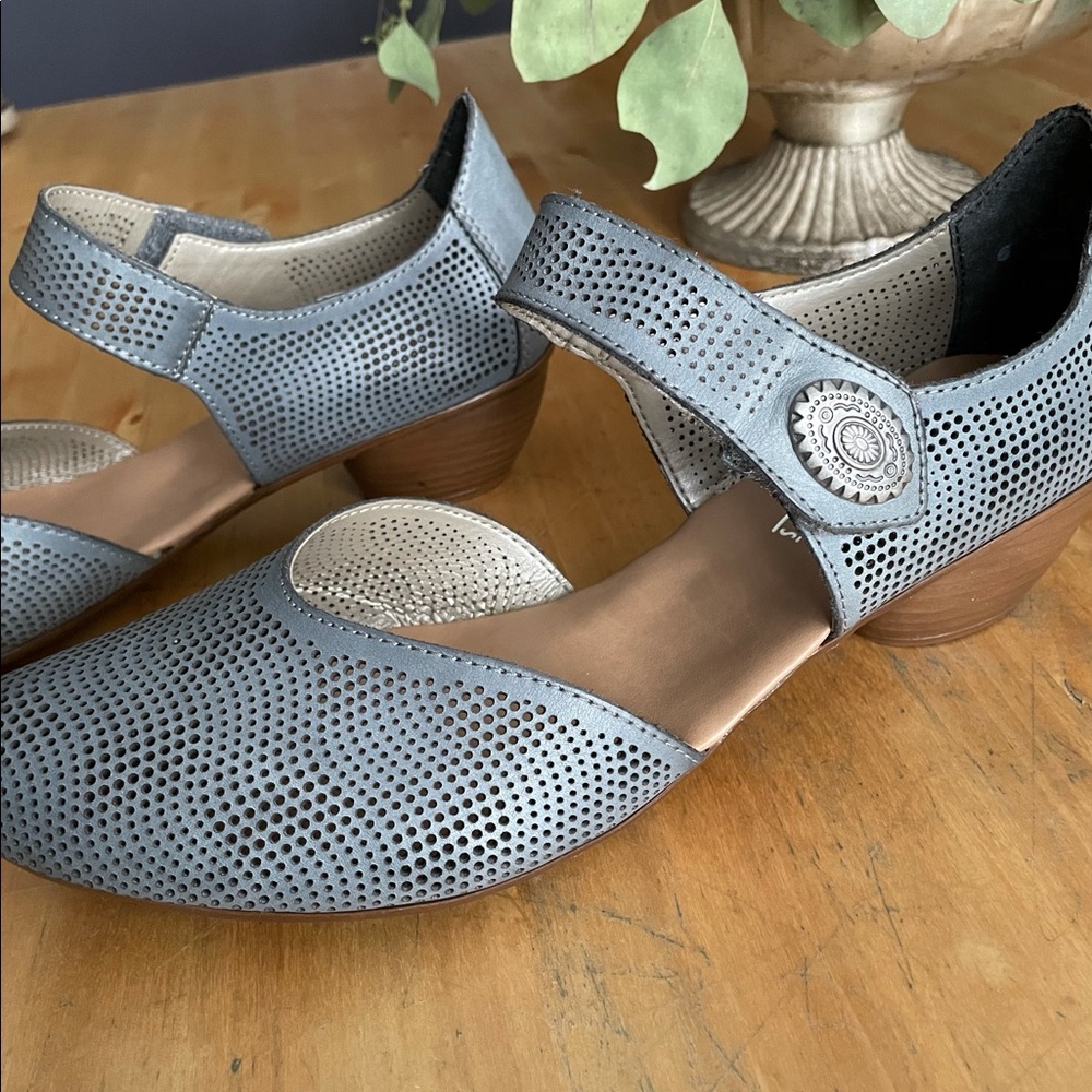 NWOT grey leather Reiker shoe w/ 1 1/2” heel